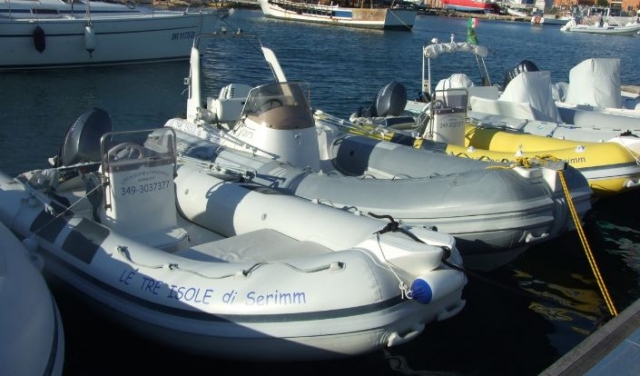  配备所有舒适设施的小艇 